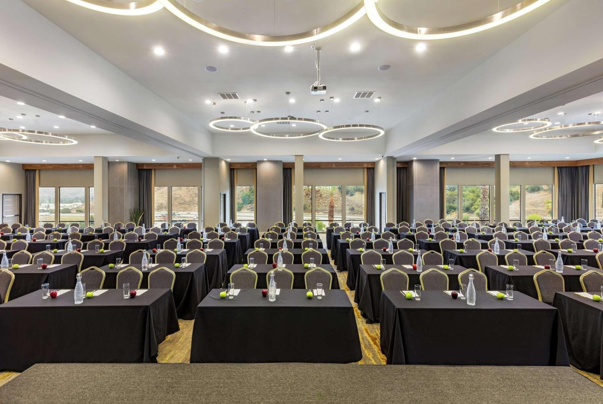 Hotel Doubletree By Hilton Pomona Zewnętrze zdjęcie
